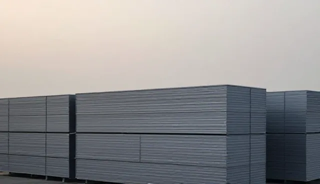 防水保温一体板选型需关注材料性能与施工条件